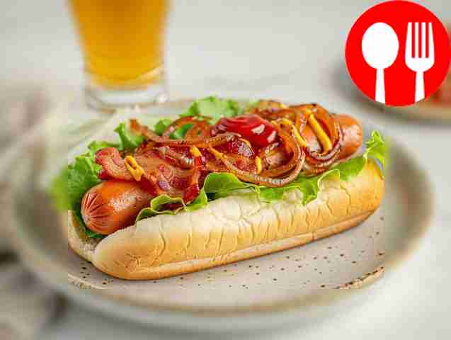 Сытный хот-дог с беконом и карамелизированным луком