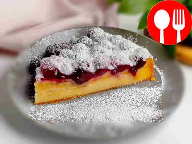 Нежный пирог с вишней и черникой