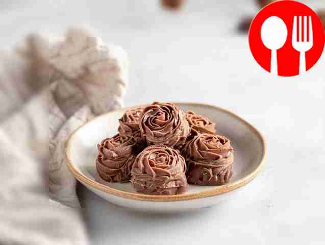 Красивая роза из шоколадной мастики