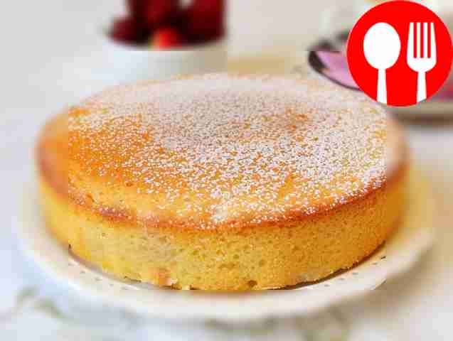 Пышный манник с кисло-сладкой начинкой из земляники