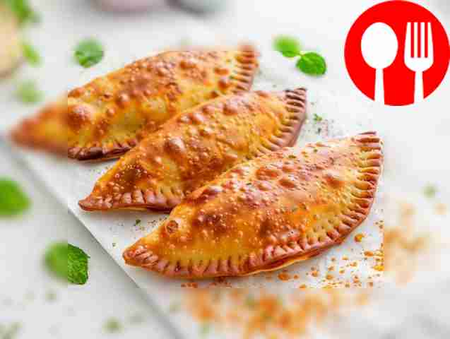 Хрустящие и сочные чебуреки с тягучим адыгейским сыром