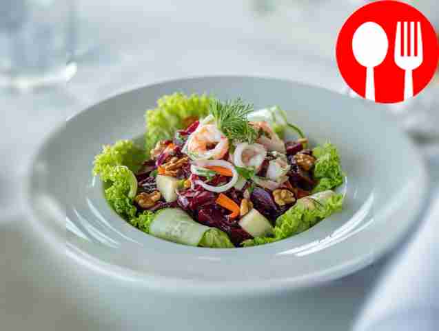 Витаминный свекольный салат с креветками и яблоками