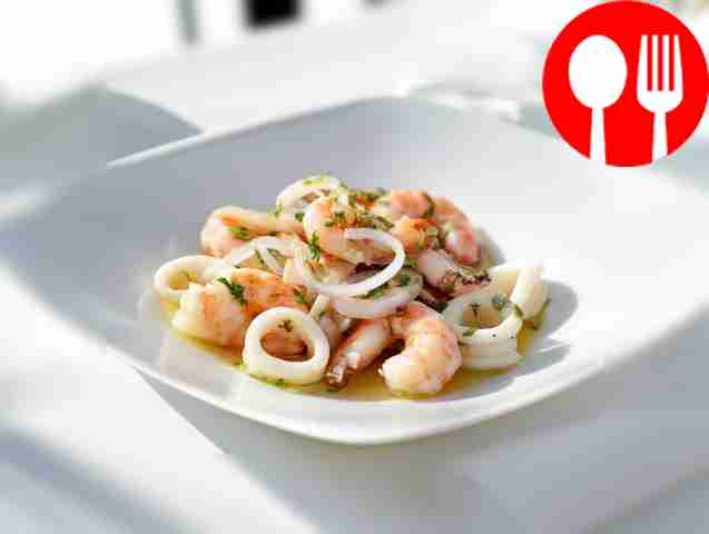 Вкусный маринованный коктейль из морепродуктов