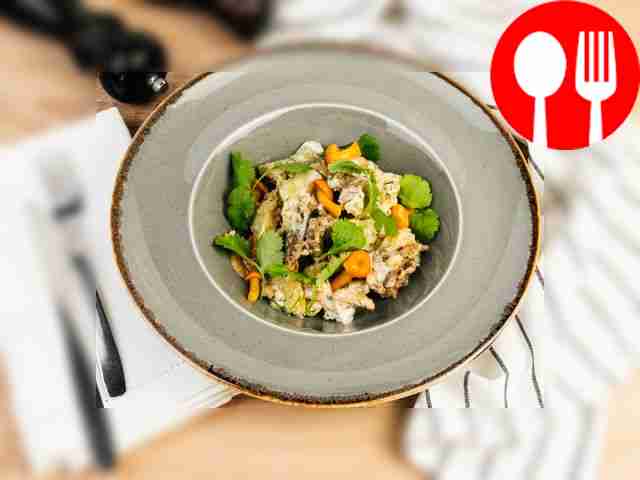 Переложите салат на сервировочное блюдо и...