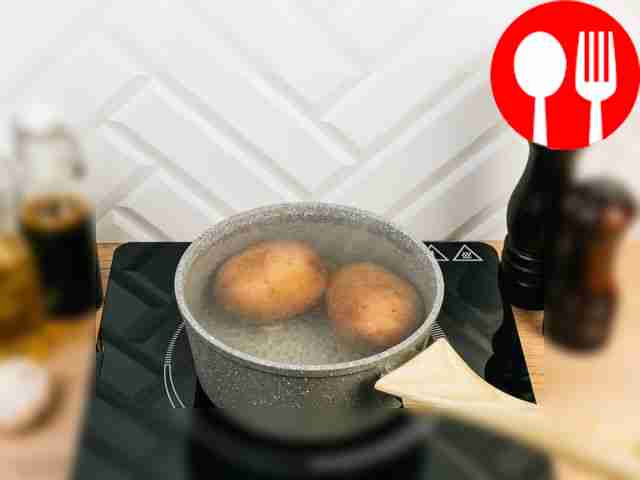 Сварите картофель в кожуре и дайте ему остыть.