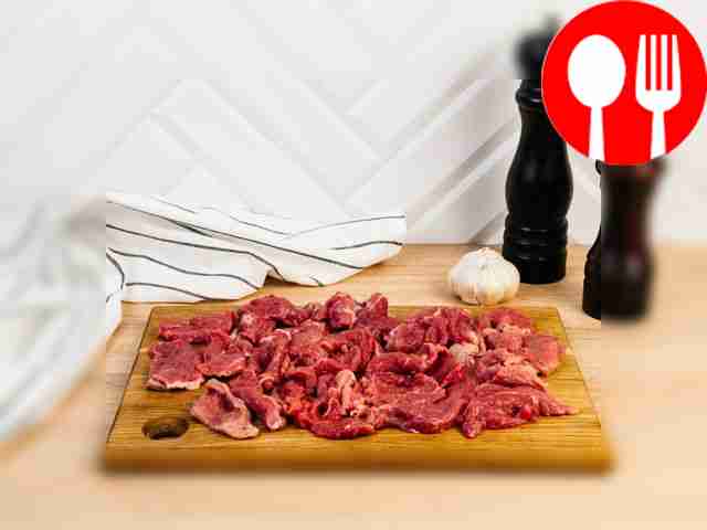 Порежьте мясо на небольшие тонкие ломтики.