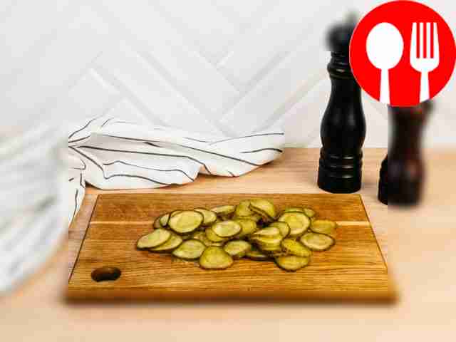 Порежьте солёные огурцы на тонкие кружочки.