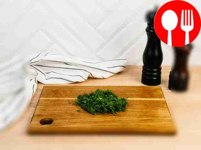 Основную часть зелени мелко измельчите.