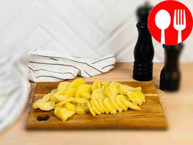 Очистьте картофель от кожуры и нарежьте его...