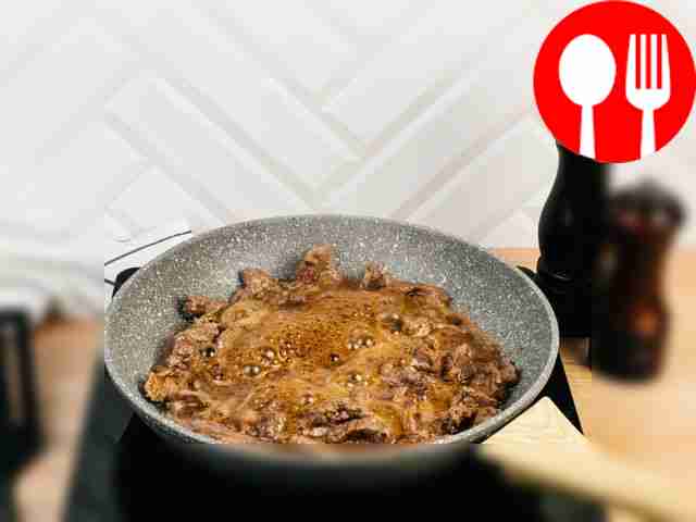 Разогрейте сковороду, влейте подсолнечное...