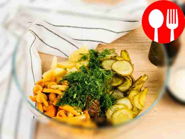 Переложите в подходящую миску отварное мясо,...