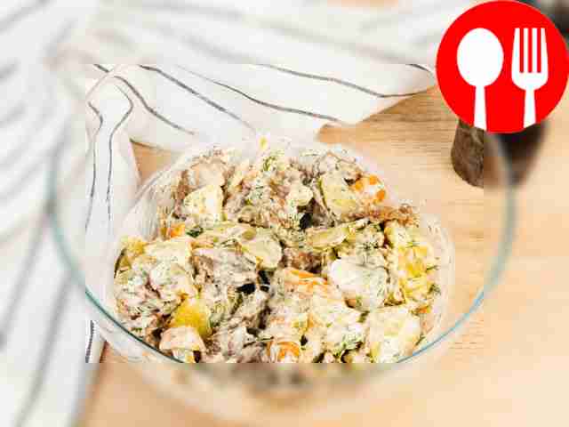 Выложите туда майонез, приправьте солью и...