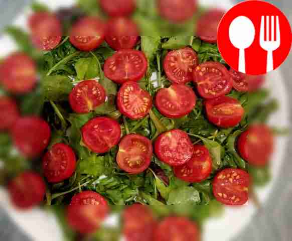 Разрежьте черри пополам, лук нарежьте...