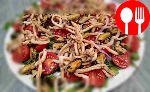 Приготовьте салат. На тарелке разместите все...