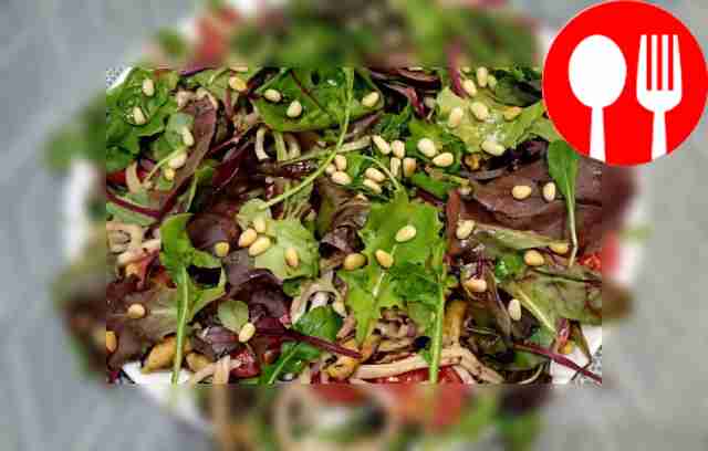 Яркий салат из руколы с морепродуктами