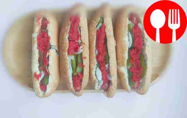 Классический хот-дог с охотничьей колбаской и маринованным огурцом