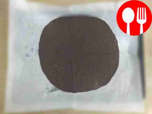 Перелейте жидкую смесь в муку с какао и...