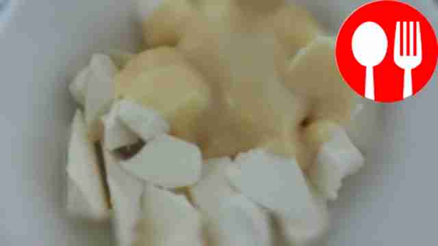 Приготовьте крем: взбейте сливочное масло с...