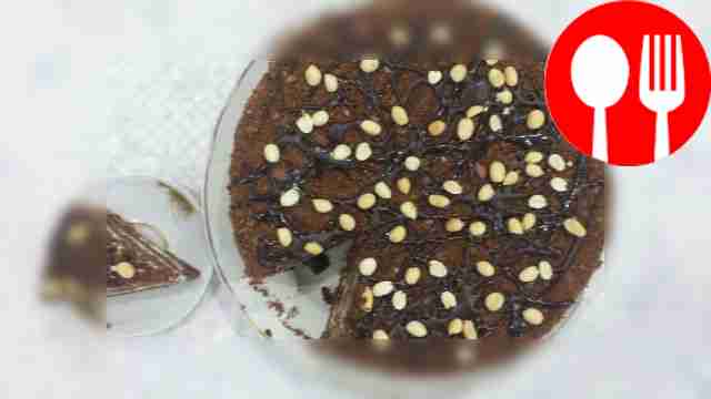 Украсьте торт глазурью, нанеся её сеткой...