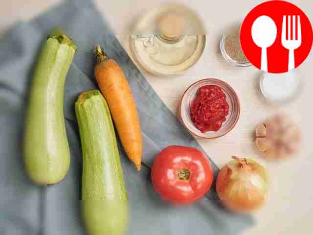 Промойте помидор и сделайте на нём надрезы....