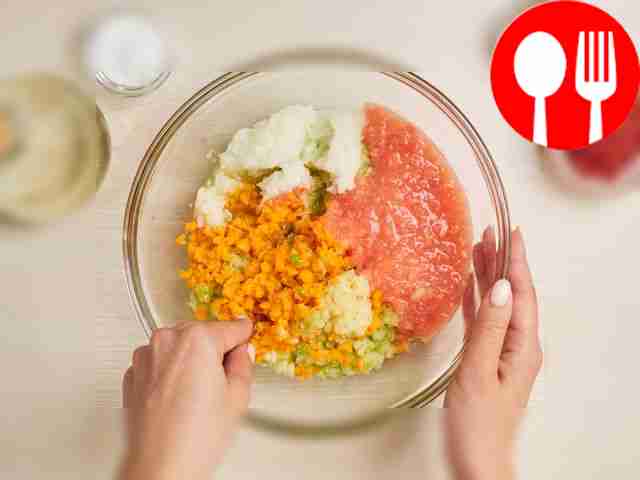 Измельчите овощи. Поочередно пропускайте их...