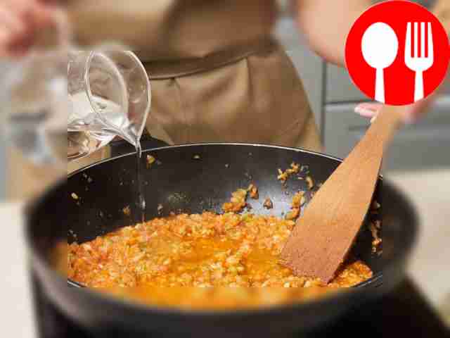 Доведите кабачковую массу до кипения....