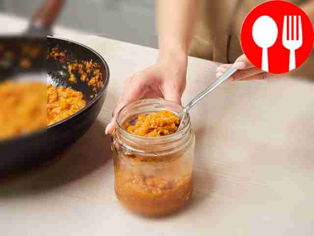 Разлейте икру по банкам. Горячую икру залейте...