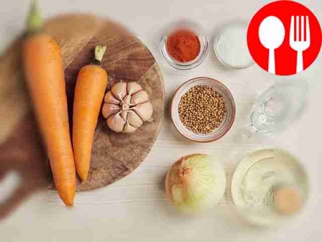 Морковь тщательно промойте, обсушите бумажными...