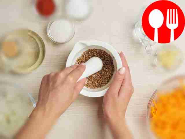 Подготовьте кориандр: разогрейте сухую...