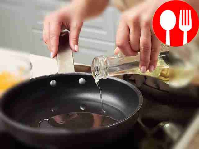 Приготовьте масло: разогрейте сковороду,...