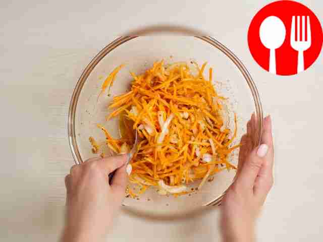 Маринуйте морковь. В глубокую миску выложите...