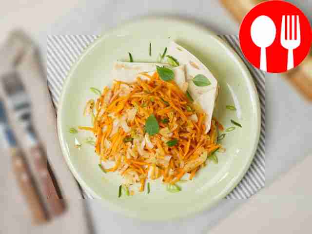 Морковь по-корейски с луком приятно подаются к...