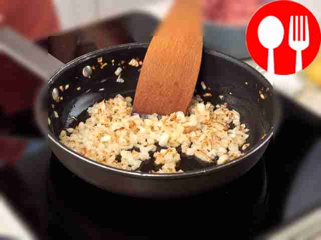 Очистите лук и нарежьте его мелкими кубиками....