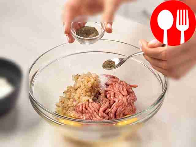 В глубокой миске соедините мясной фарш, яйца и...