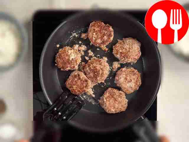 Обжарьте мясные шарики. Из фарша сформируйте...