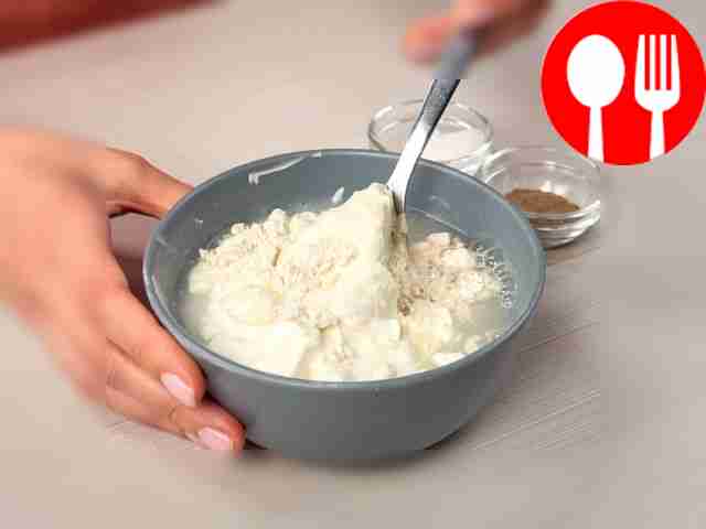 Пока биточки поджариваются, приготовьте соус....