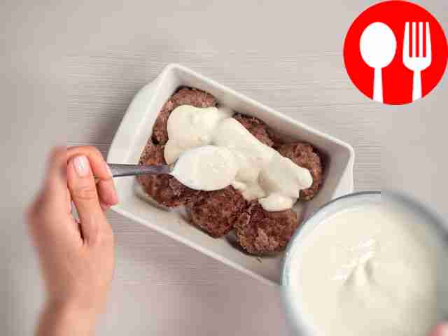 Запекайте биточки в духовке. Переложите...