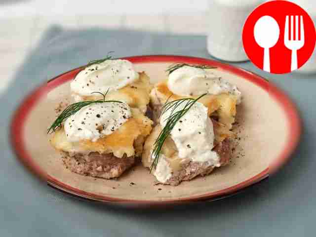 На порционные тарелки выложите макароны, рядом...