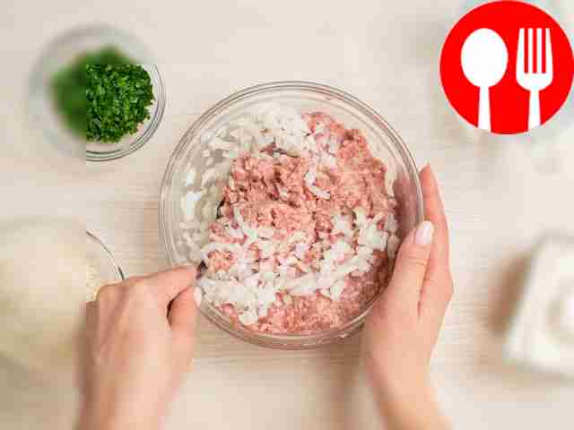 Начните с мясного фарша. Посыпьте его солью и...