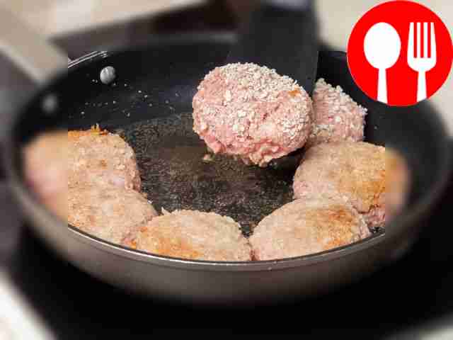 Сформируйте котлеты из фарша и обжаривайте их....