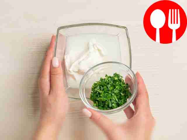 Приготовьте сметанный соус: разведите сметану...