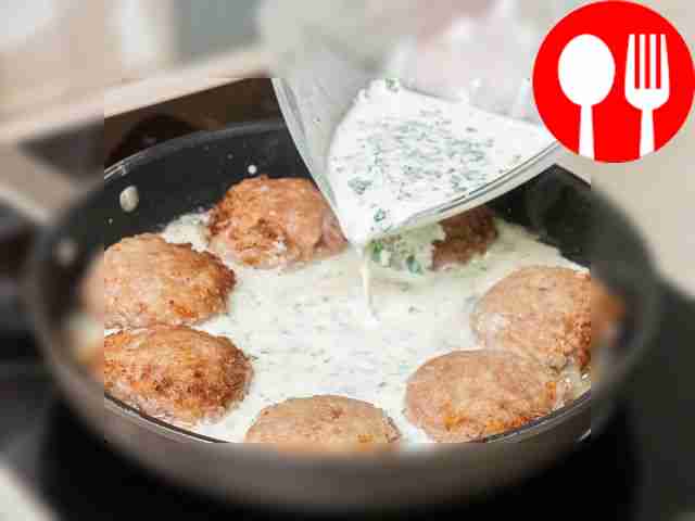 Потушите биточки в подливке. Переложите...