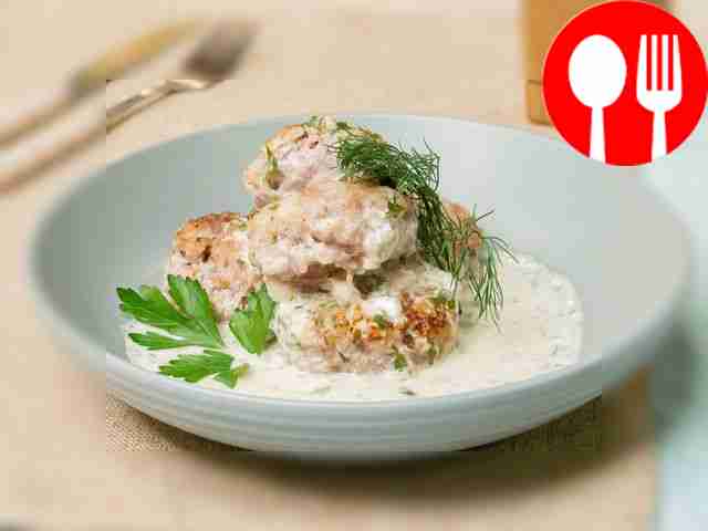 Разложите мясные биточки со сметаной по...