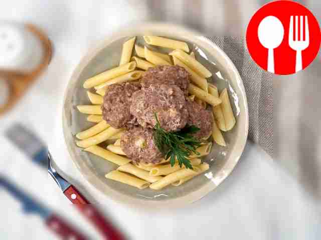 Подавайте биточки сразу после готовности на...