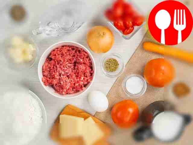 Просейте пшеничную муку через мелкое сито...