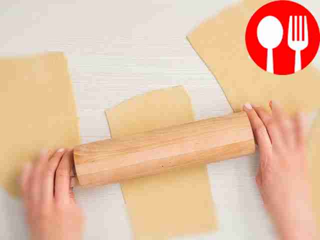 Приготовьте тесто для лазаньи. В глубокой...