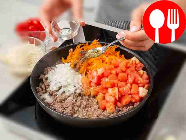 Приготовьте начинку. Разогрейте на сковороде...