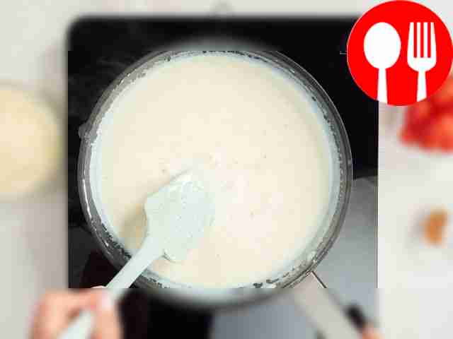 Приготовьте соус и сыр. В сковороде с толстым...