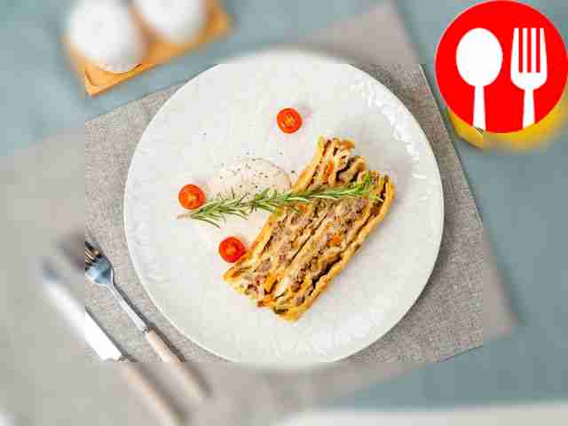 Нарежьте готовую лазанью прямо на противне на...