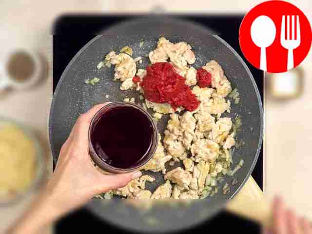 Приготовьте соус-начинку. Лук мелко порежьте и...